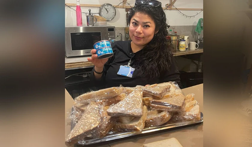 Müşteriden artakalan sandviçi yediği için kovulan kadına ilginç destek