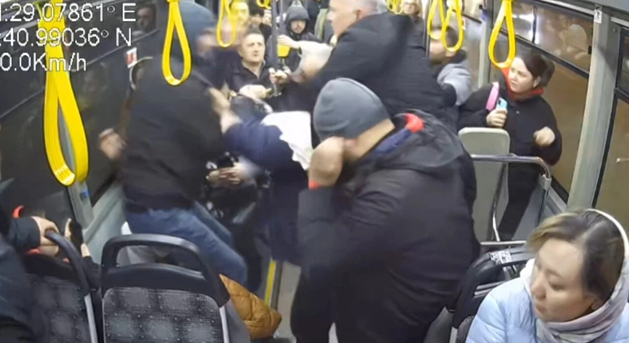 Otobüste "Çocuğunu kucağına al" kavgasında kadına yumruk! - 2. Resim