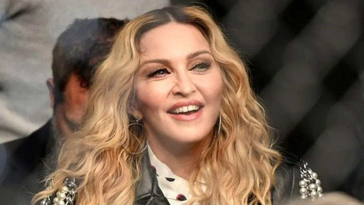 Sahnede yere düşen Madonna, profesyonelliğini konuşturdu