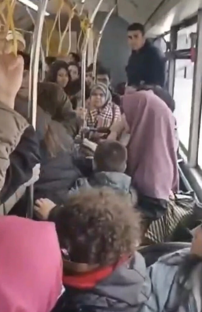 Sultanbeyli'de otobüste kavga: Kadınlar birbirinin saçını sürükledi!