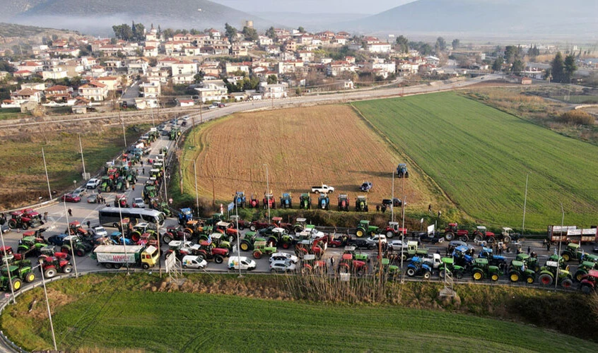 Yunan çiftçiler öfkeli! Ülkenin her yerinden Atina'ya akın ediyorlar: Yollar kapandı