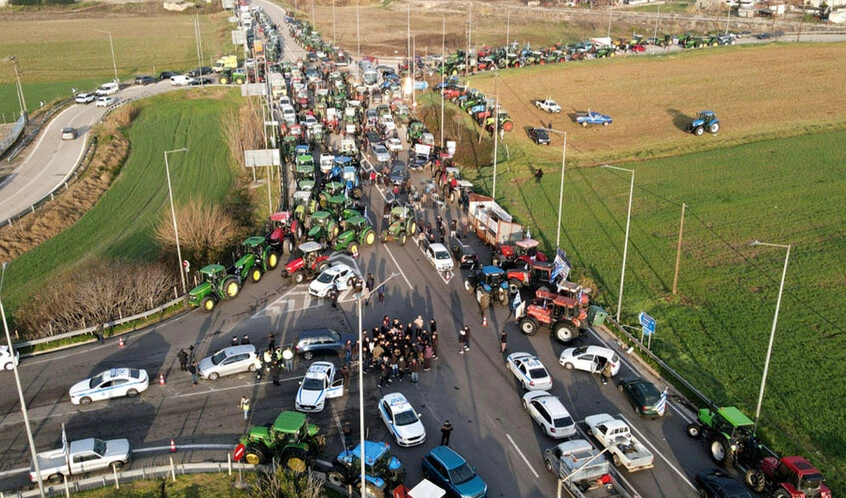 Yunan çiftçiler öfkeli! Ülkenin her yerinden Atina'ya akın ediyorlar: Yollar kapandı