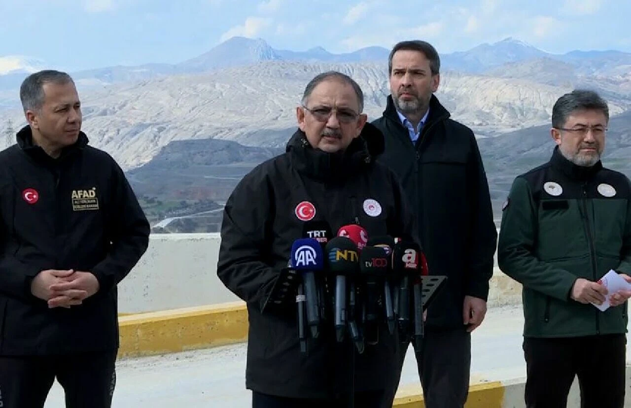 Bakanlar Erzincan'daki maden sahasında son durumu açıkladı: Arama kurtarma çalışmalarına ara verildi