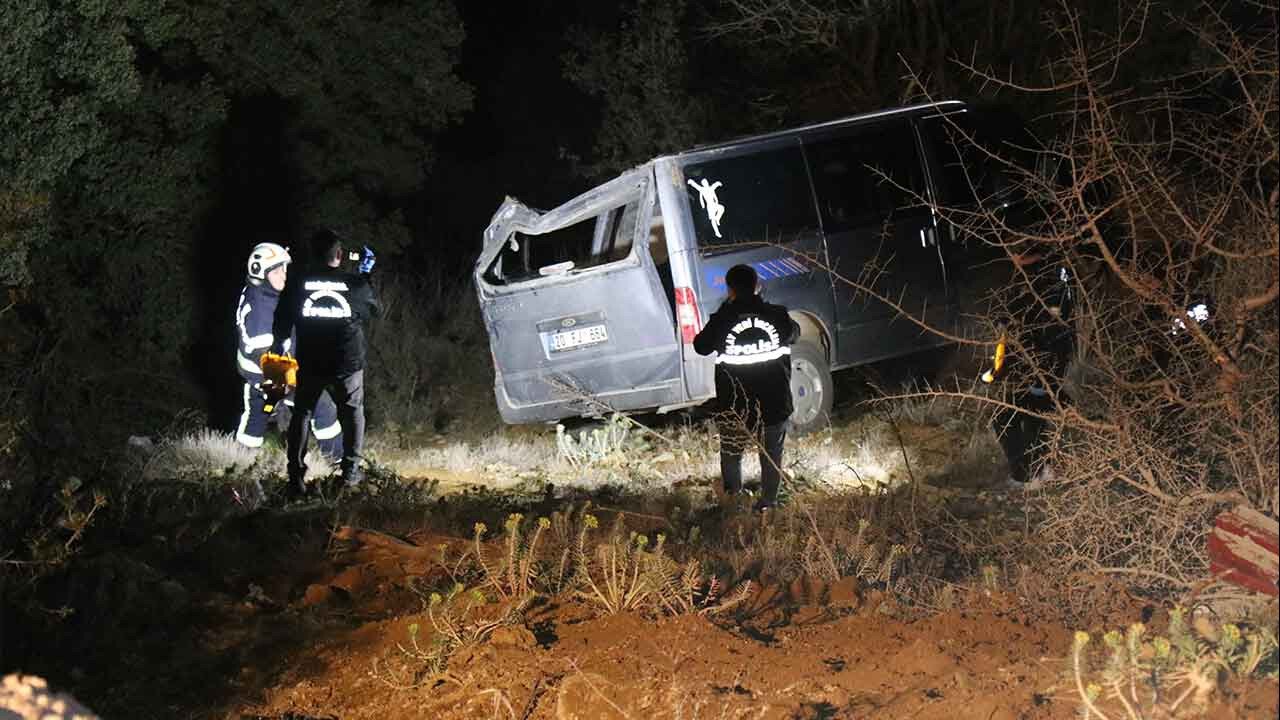 Denizli'de feci kaza: Şarampole uçan minibüsteki anne ile oğlunu ölüm ayırdı