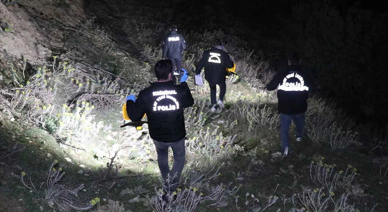 Denizli'de feci kaza: Şarampole uçan minibüsteki anne ile oğlunu ölüm ayırdı - 2. Resim