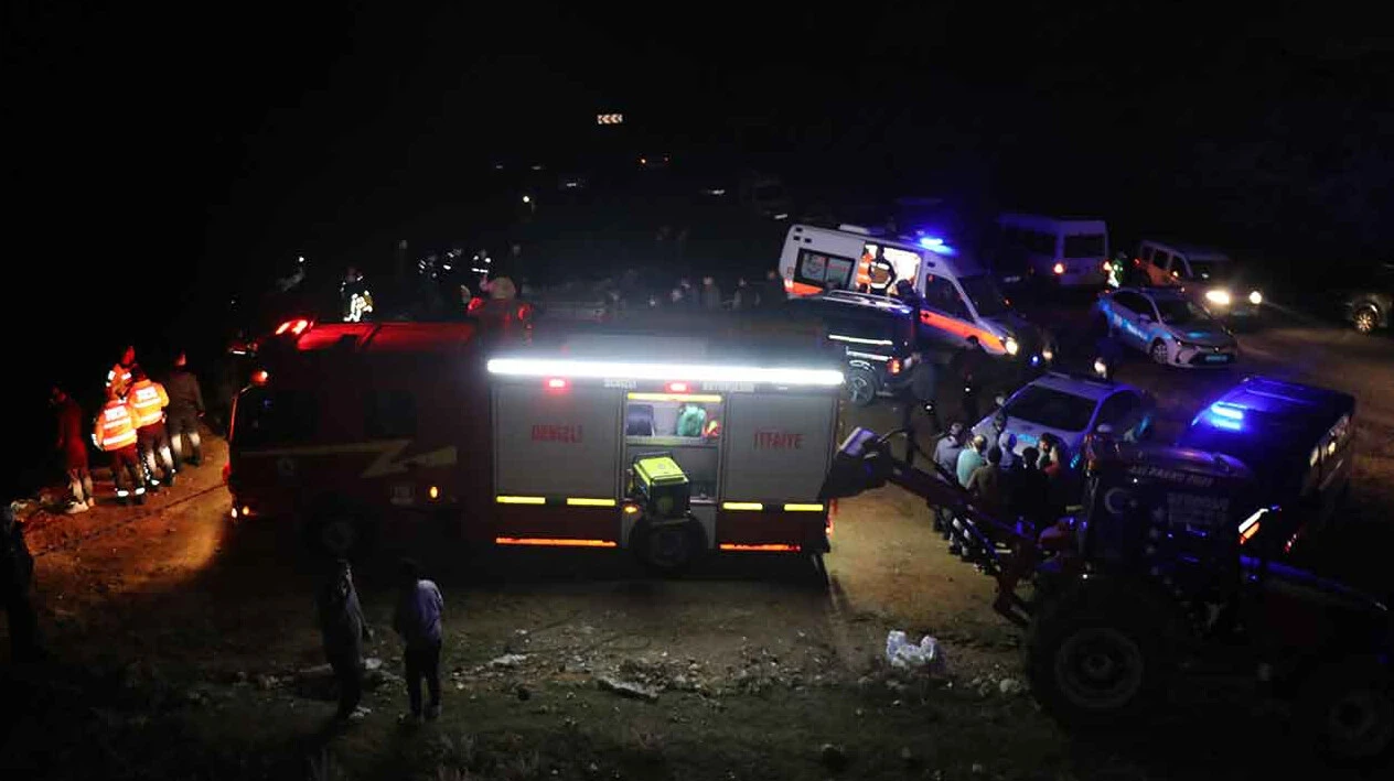 Denizli'de feci kaza: Şarampole uçan minibüsteki anne ile oğlunu ölüm ayırdı - 1. Resim