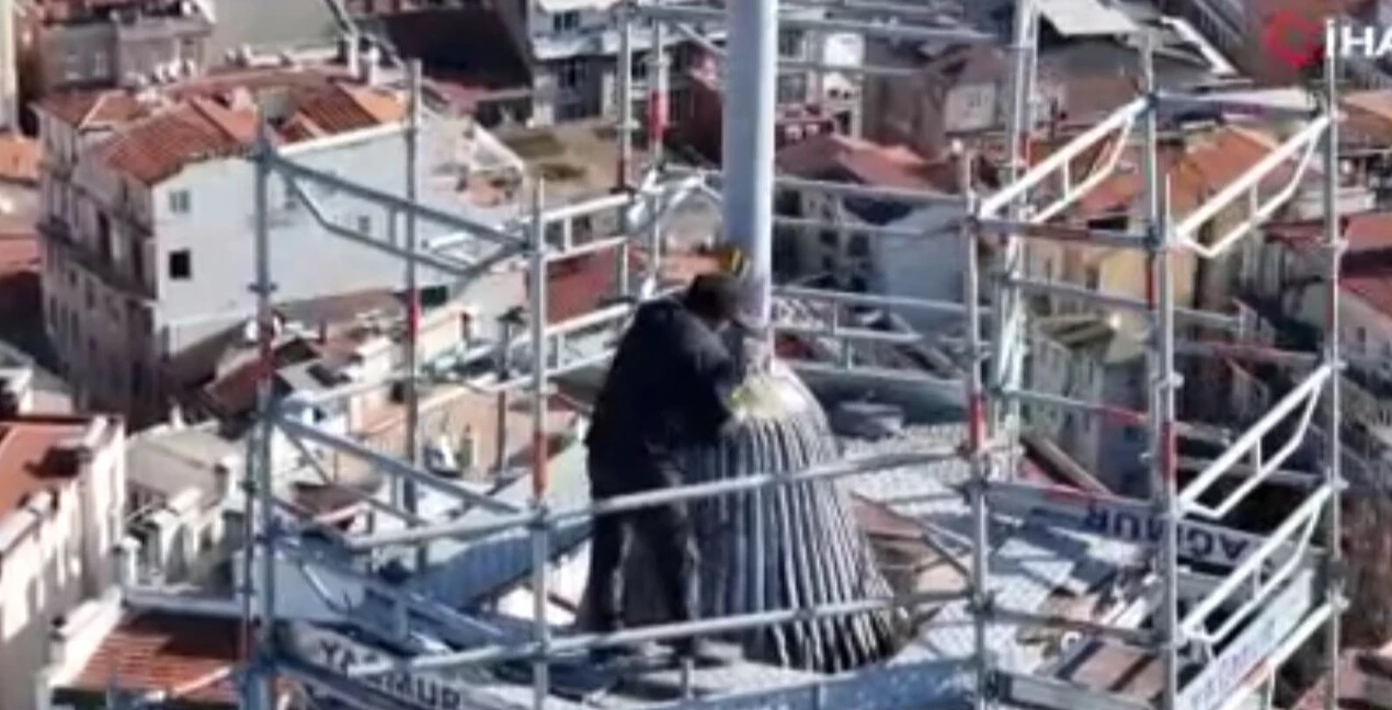 Galata Kulesi'nde yürekleri ağza getiren 'alem' takma anları