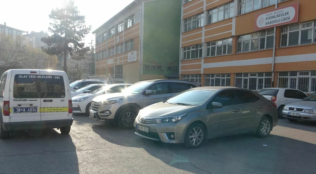 Kayseri'de okula mermi isabet etti, sınıfın camından içeri girdi