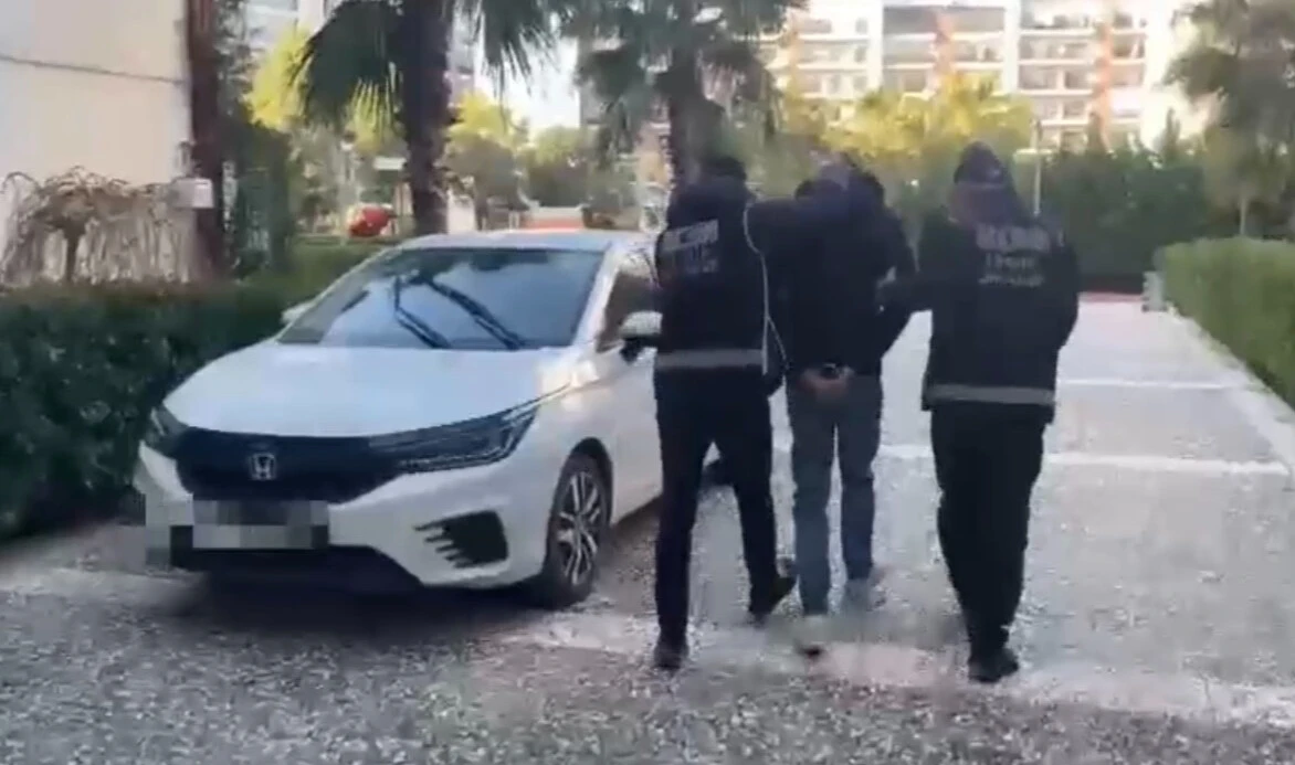 Kılık değiştirip Türkiye’ye girdi! İzmir'de kıskıvrak yakalandı