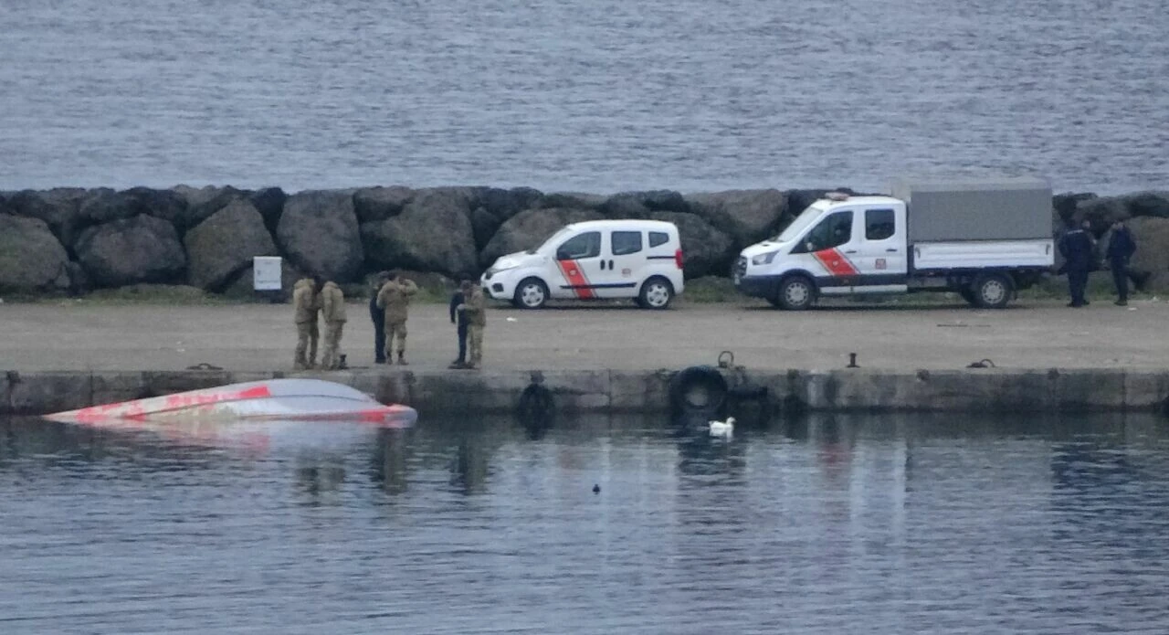 Trabzon açıklarında sıcak dakikalar! Ters dönmüş halde bulunan teknede bomba alarmı - 1. Resim