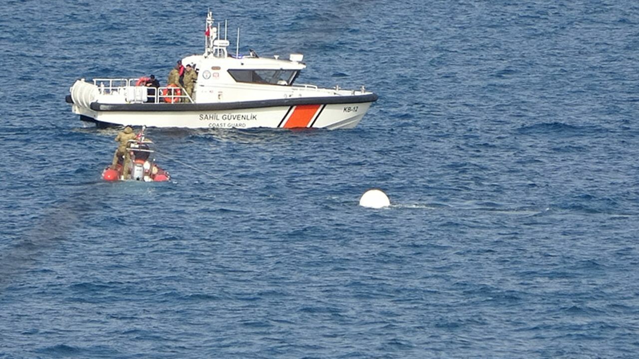 Trabzon açıklarında sıcak dakikalar! Ters dönmüş halde bulunan teknede bomba alarmı