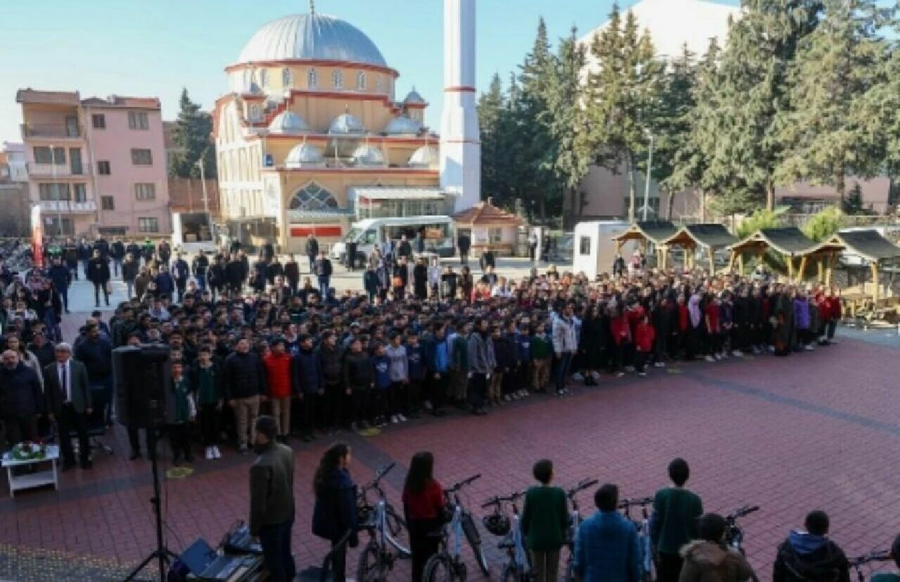 Uşak Belediye Başkanı Çakın, 100 öğrenciye bisiklet dağıttı - 2. Resim