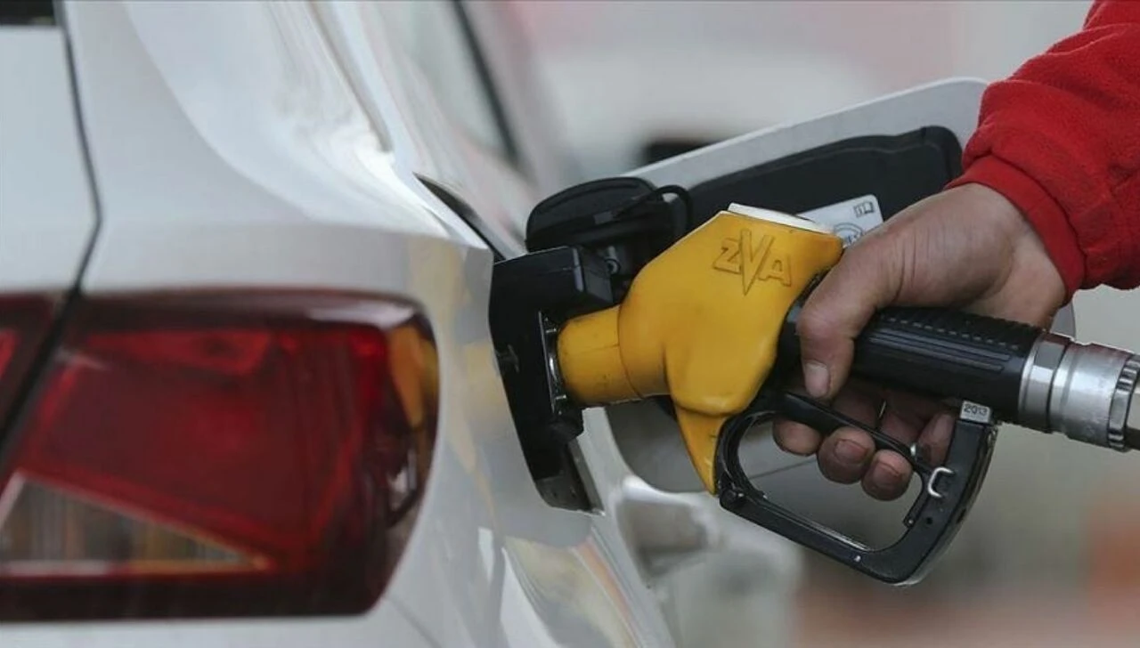 Akaryakıta EPDK kararı uygulandı! Benzin ve motorine peş peşe indirim pompaya yansıdı
