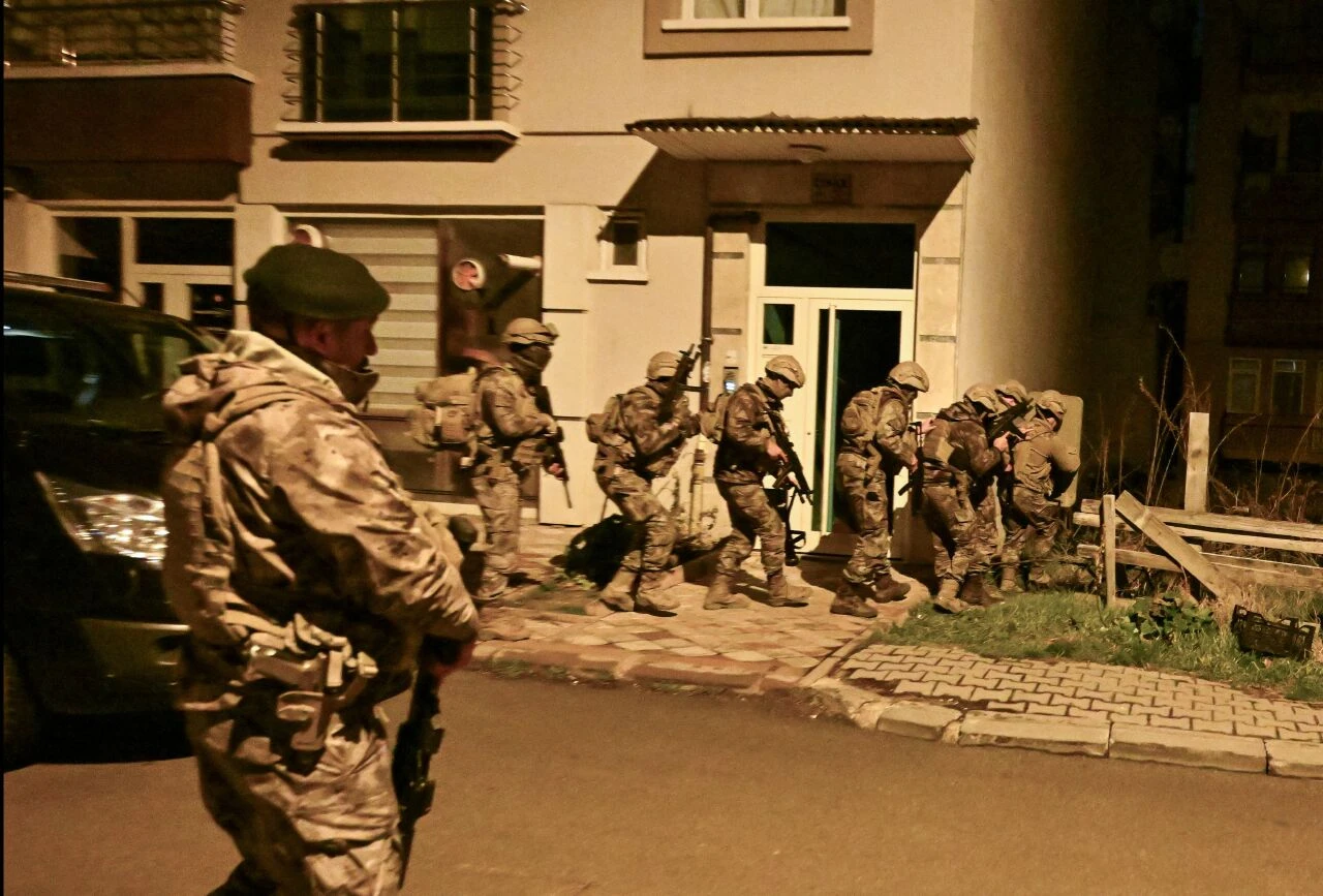 Ankara'da hareketli saatler! 7 yaşındaki çocuğunu silahla rehin aldı