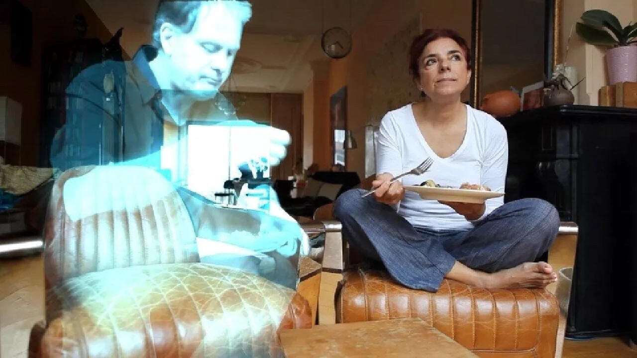 Bu da oldu... Bir kadın, romantik davranmayı öğrettiği hologram ile evlenecek - 1. Resim