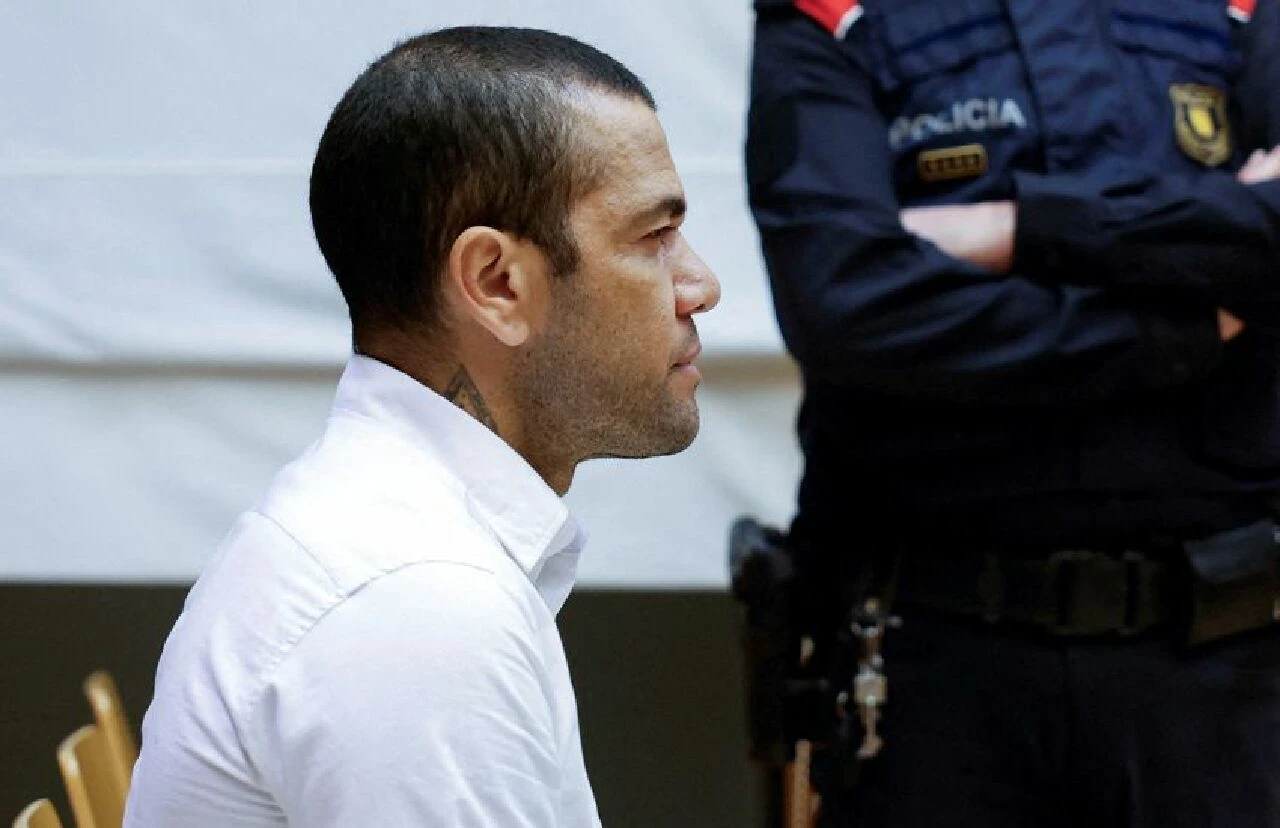 Dani Alves'e 4 yıl 6 ay hapis cezası verildi!