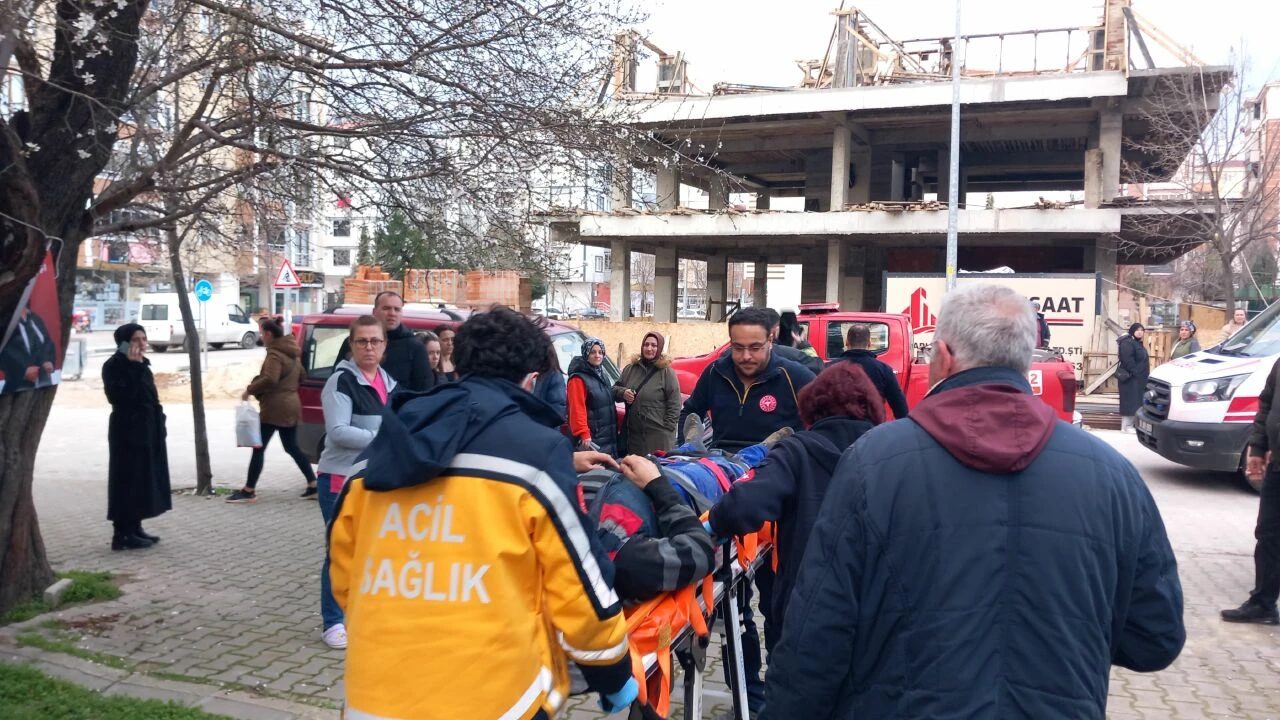İşçiler izolasyon çalışması yaparken toprak kaydı, çukura düştü - 2. Resim