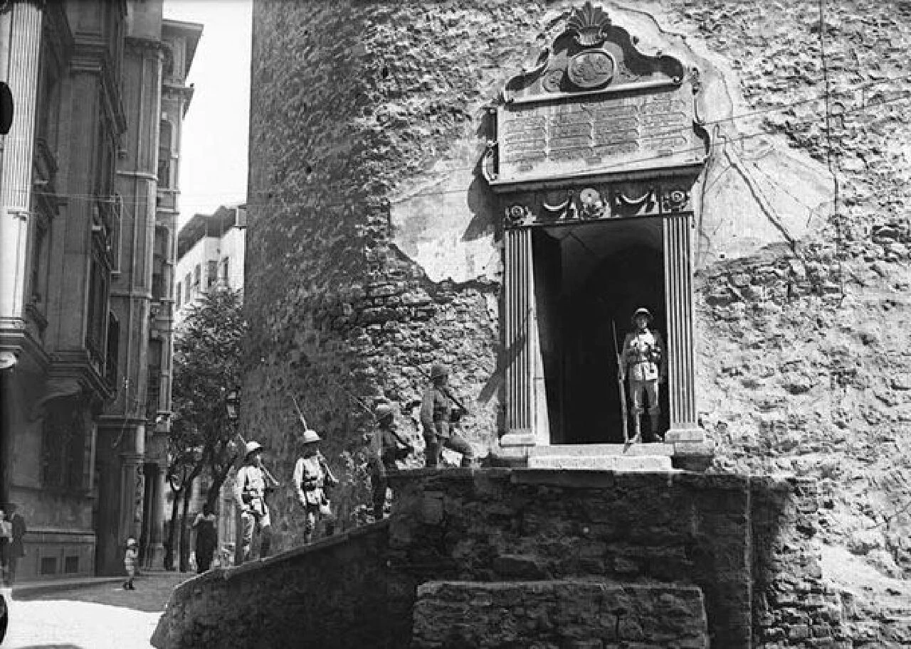 İstanbul'un kabus yılları! İngiliz askerleri Galata Kulesi'nde - 1. Resim