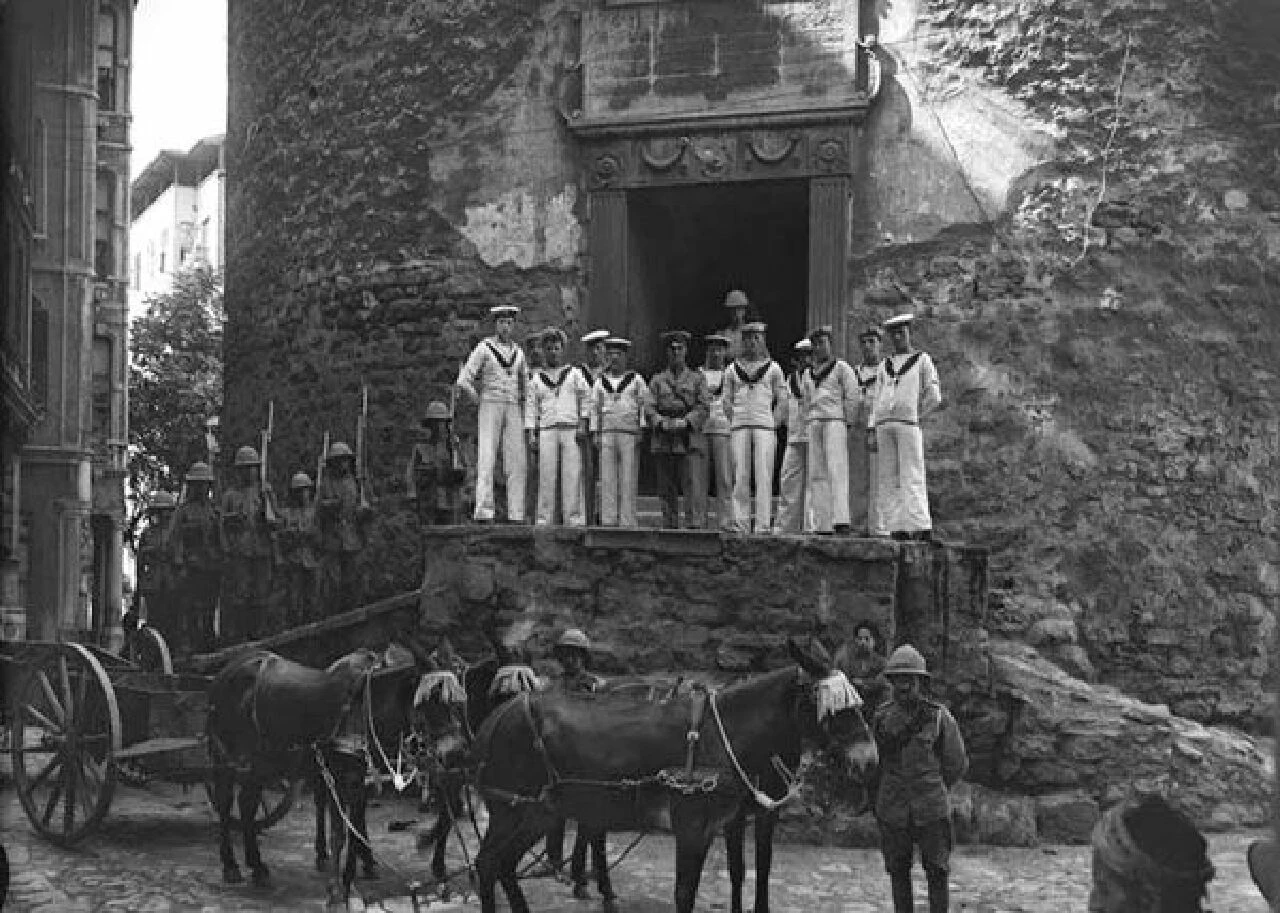 İstanbul'un kabus yılları! İngiliz askerleri Galata Kulesi'nde - 2. Resim