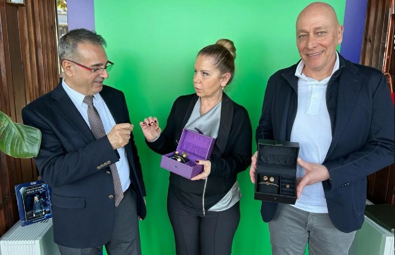 Sağırlığa en estetik çözüm: Kulaklara küpe oldu - 2. Resim