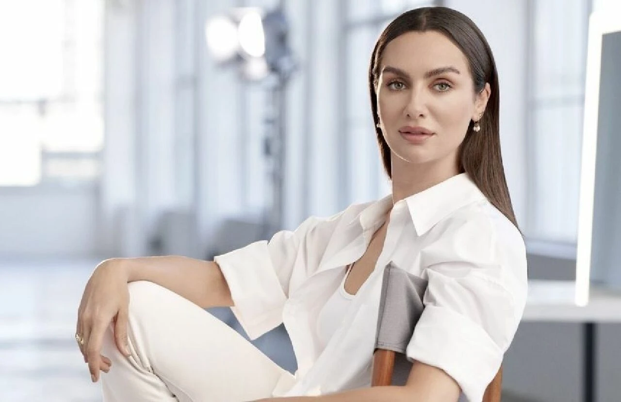 Sürpriz ikili! Birce Akalay gönlünü genç isme kaptırdı - 2. Resim