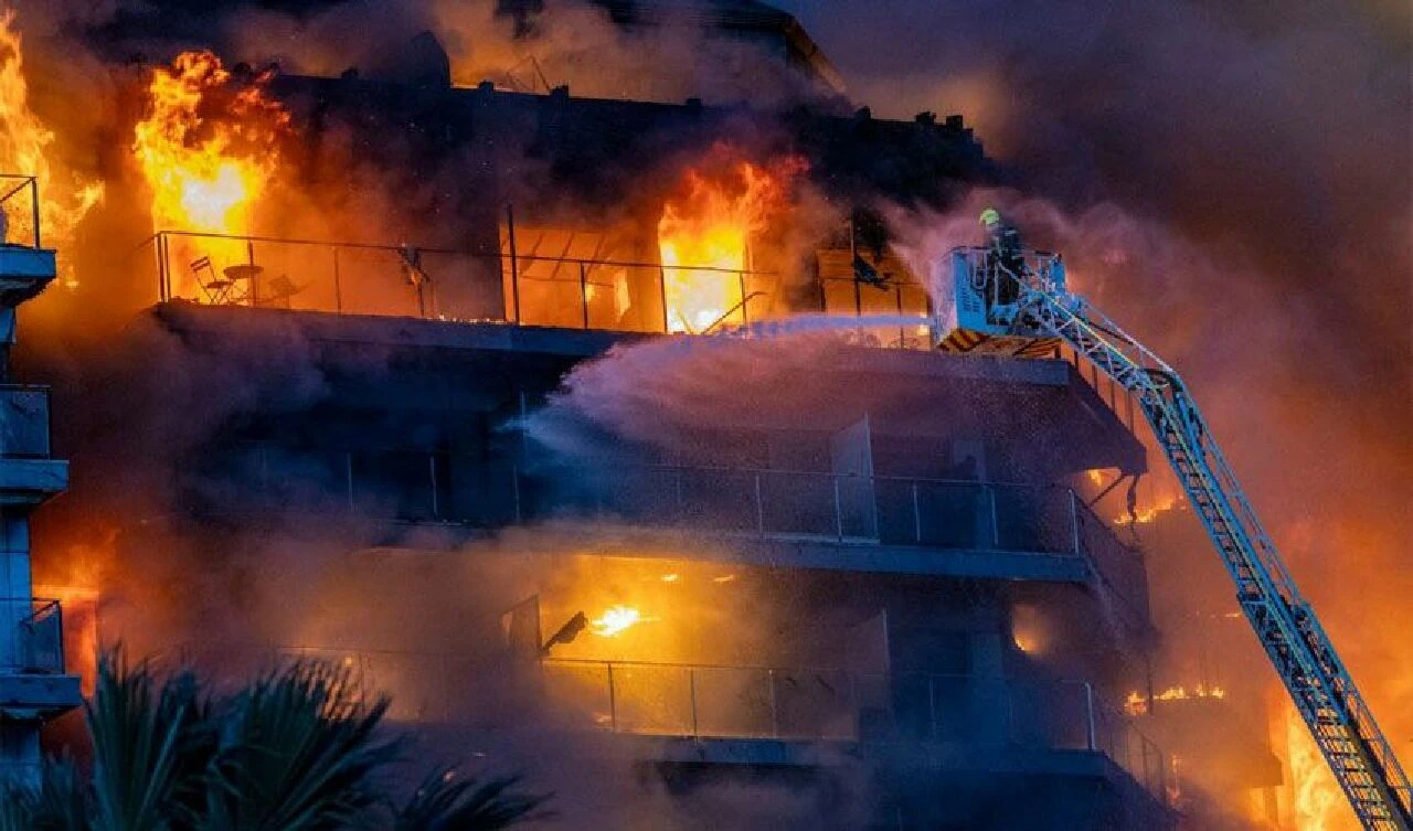 14 katlı apartman cayır cayır yandı: Bir balkondan diğerine atladılar