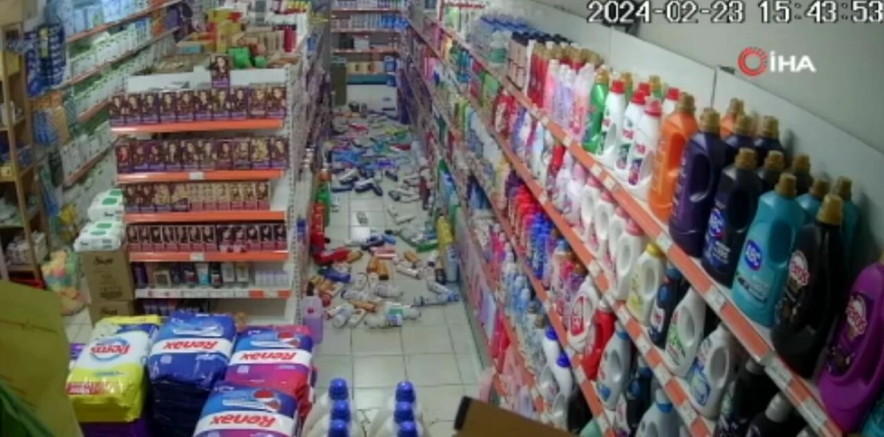 Bursa'da deprem anı markette görüntülendi! Raflar yerlere döküldü - 1. Resim