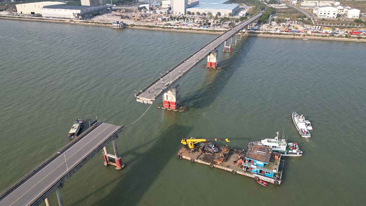 Çin&#039;de facia! Kargo gemisinin çarptığı köprü çöktü: 5 ölü