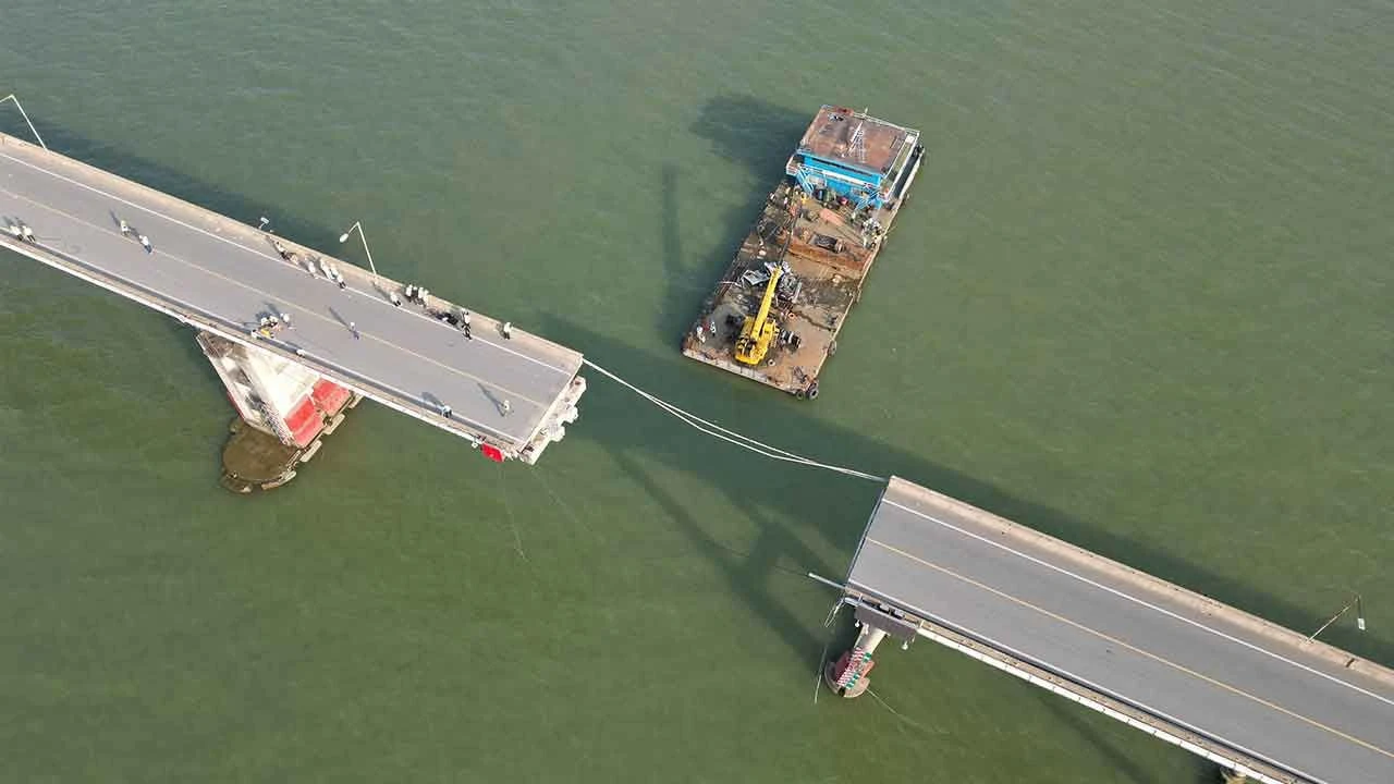 Çin'de facia! Kargo gemisinin çarptığı köprü çöktü: 5 ölü