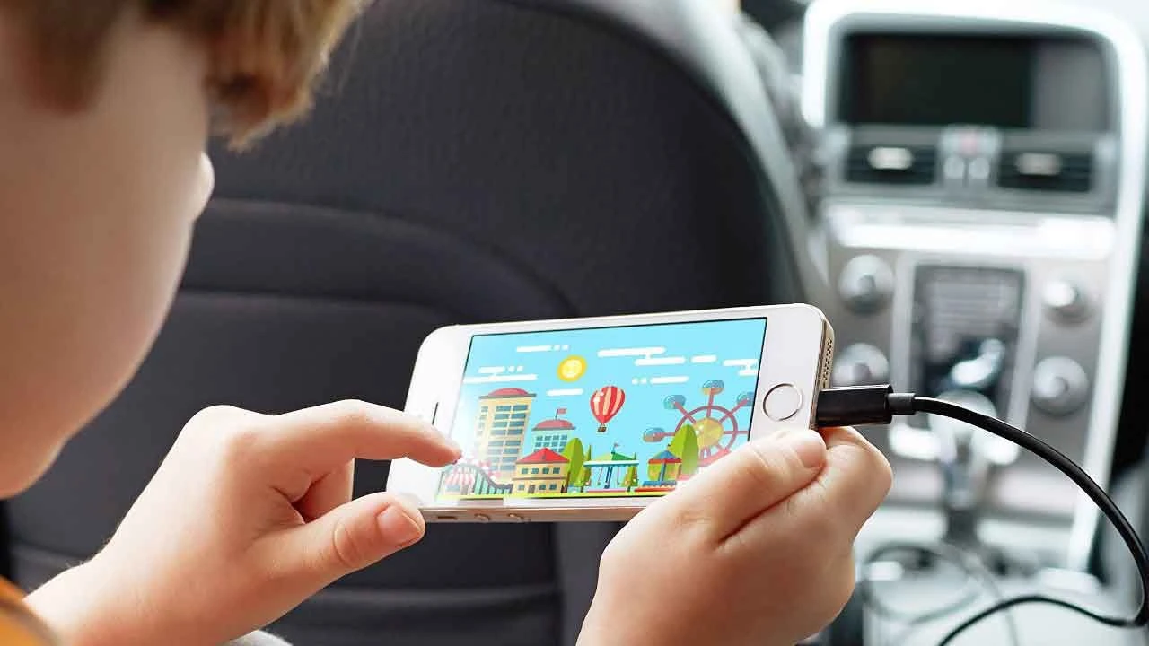 Çocuklarına 'telefon şarjdayken kullanma' deneyi yaptırdı sonuç ürküttü!