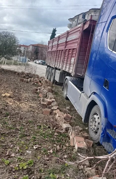 Çorum'da belediye başkanıyla tapu tartışması yaptı, araziyi işaretlettirdi