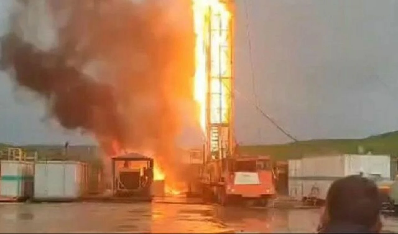 Diyarbakır’da petrol kuyusundaki patlama anbean kameraya yansıdı - 1. Resim