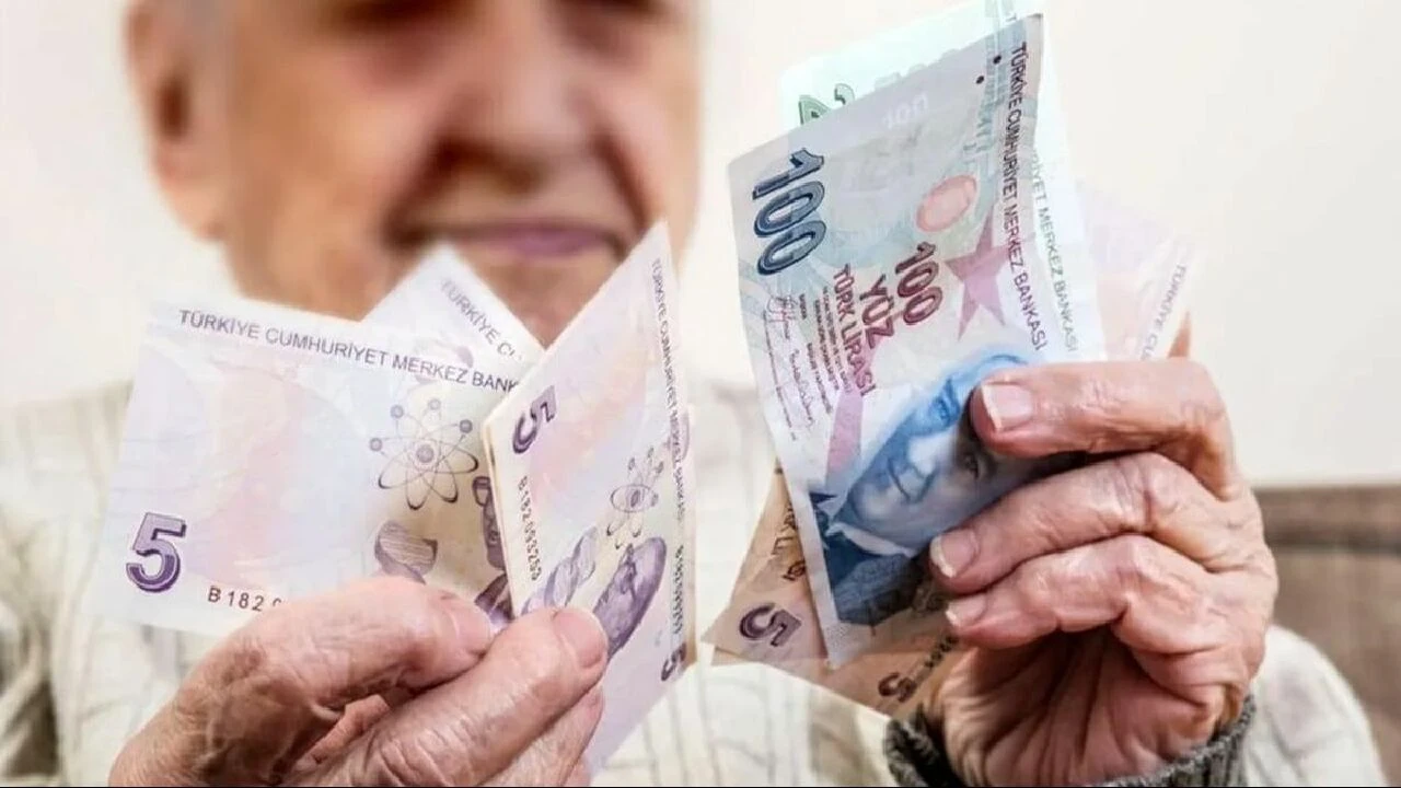 Emekliye çifte zam gündemde! SGK uzmanı açıkladı: Hükümet derinlemesine çalışma yapıyor, seyyanen artış gelebilir