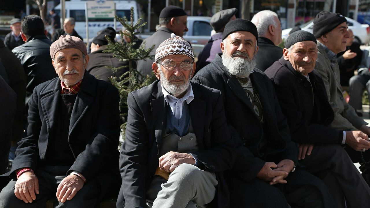 Emekliye çifte zam gündemde! SGK uzmanı açıkladı: Hükümet derinlemesine çalışma yapıyor, seyyanen artış gelebilir