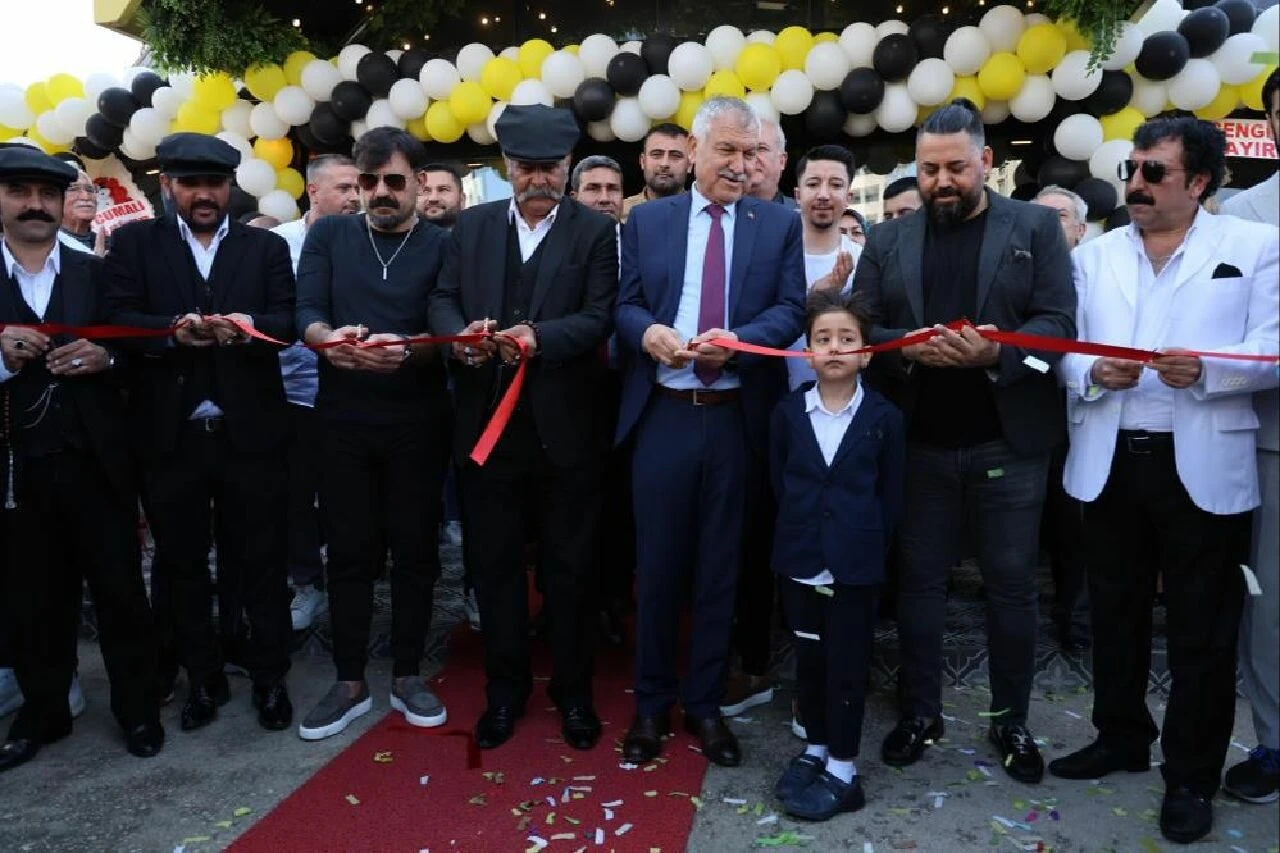 Kebapçı açılışında izdiham! Belediye başkanı ocak başına geçti