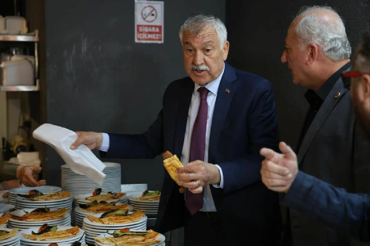 Kebapçı açılışında izdiham! Belediye başkanı ocak başına geçti
