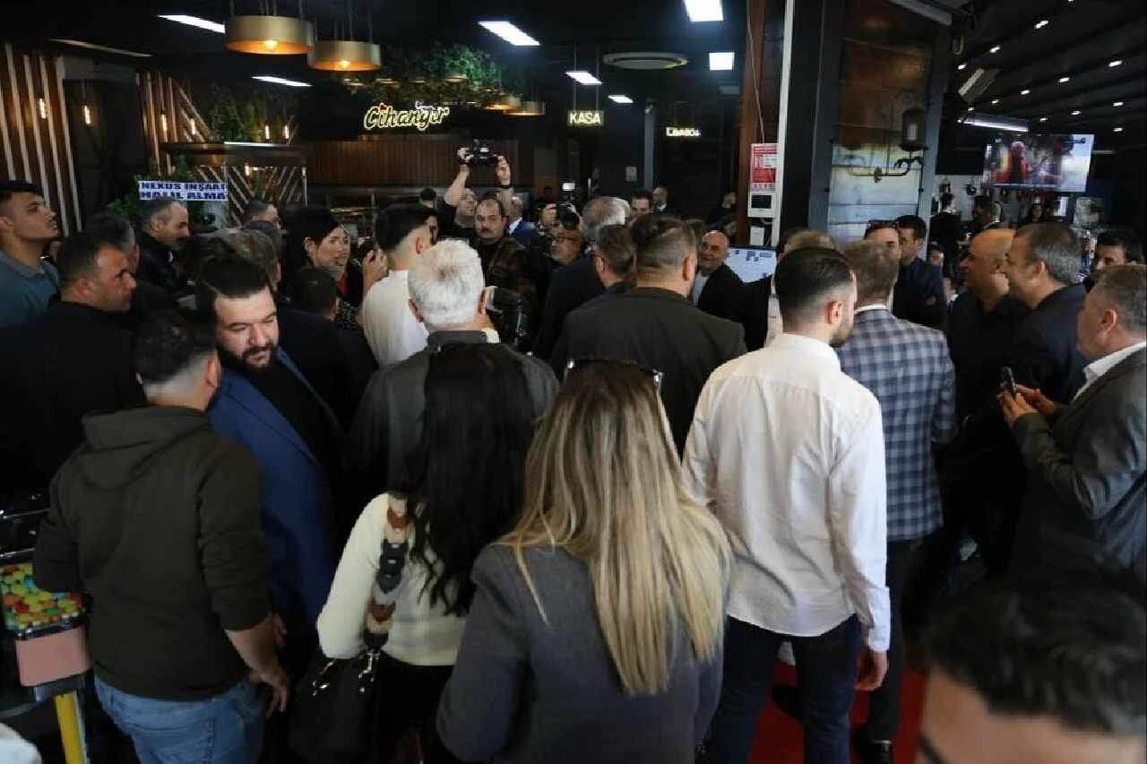 Kebapçı açılışında izdiham! Belediye başkanı ocak başına geçti