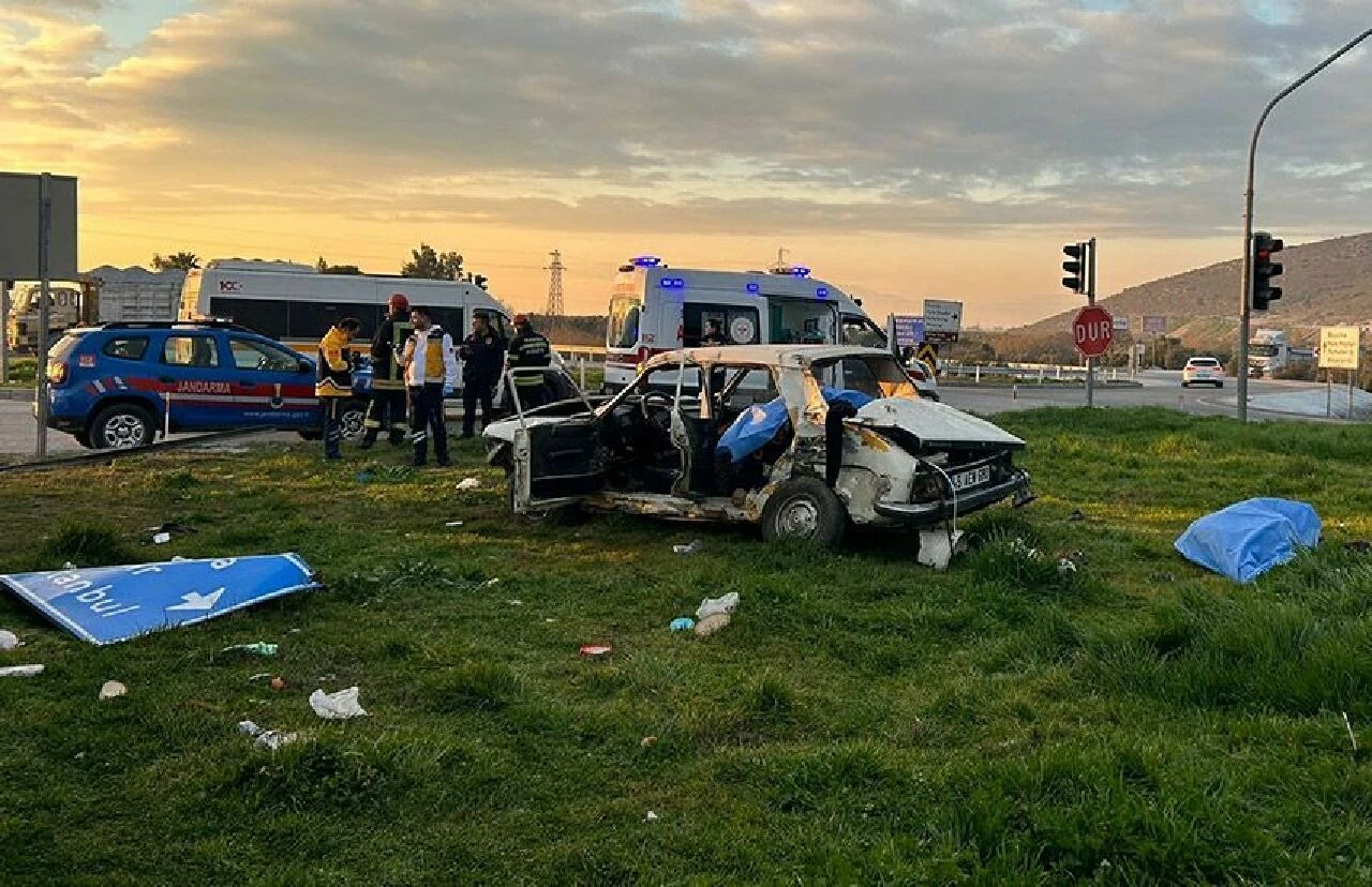 Manisa'da tır ile otomobil çarpıştı: 3 ölü 2 yaralı - 1. Resim