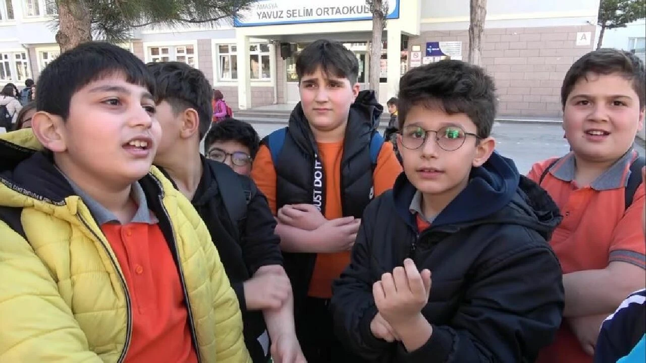 Pamuk şekerleri yiyen ortaokul öğrencileri hastaneye kaldırıldı - 1. Resim