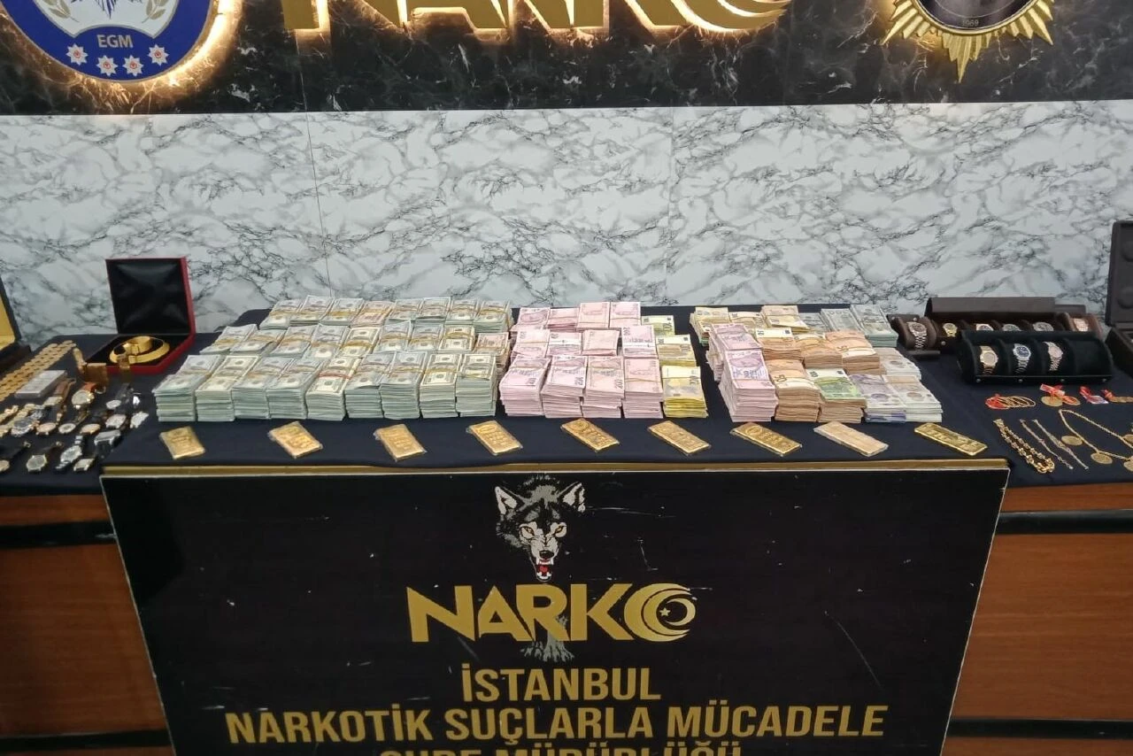 Türk Escobar'ın çetesi çökertilmişti! Operasyonda ele geçirilenler emniyette sergilendi - 1. Resim