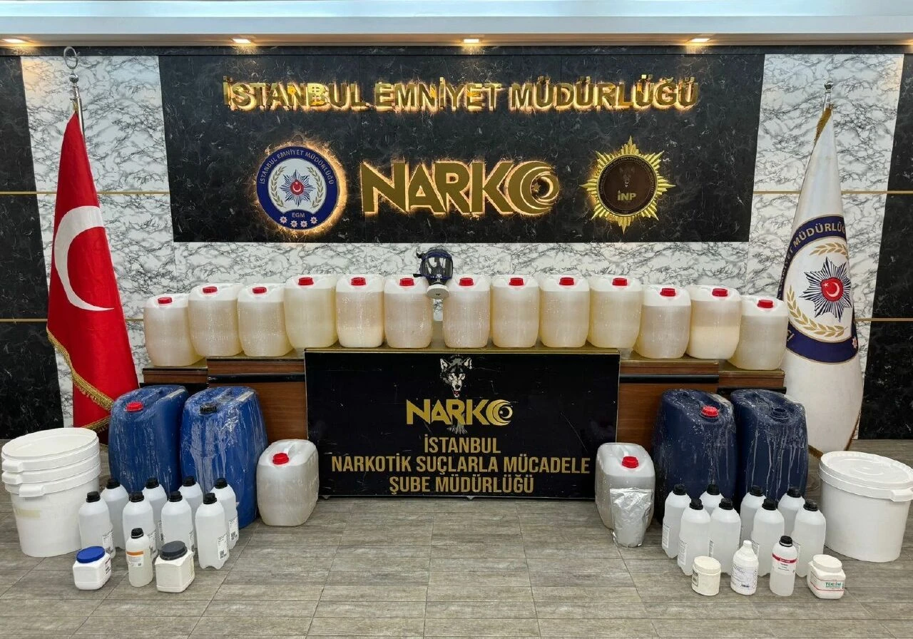 Türk Escobar'ın çetesi çökertilmişti! Operasyonda ele geçirilenler emniyette sergilendi - 3. Resim