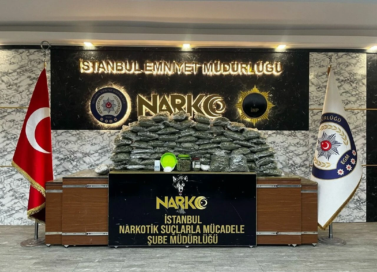 Türk Escobar'ın çetesi çökertilmişti! Operasyonda ele geçirilenler emniyette sergilendi - 2. Resim