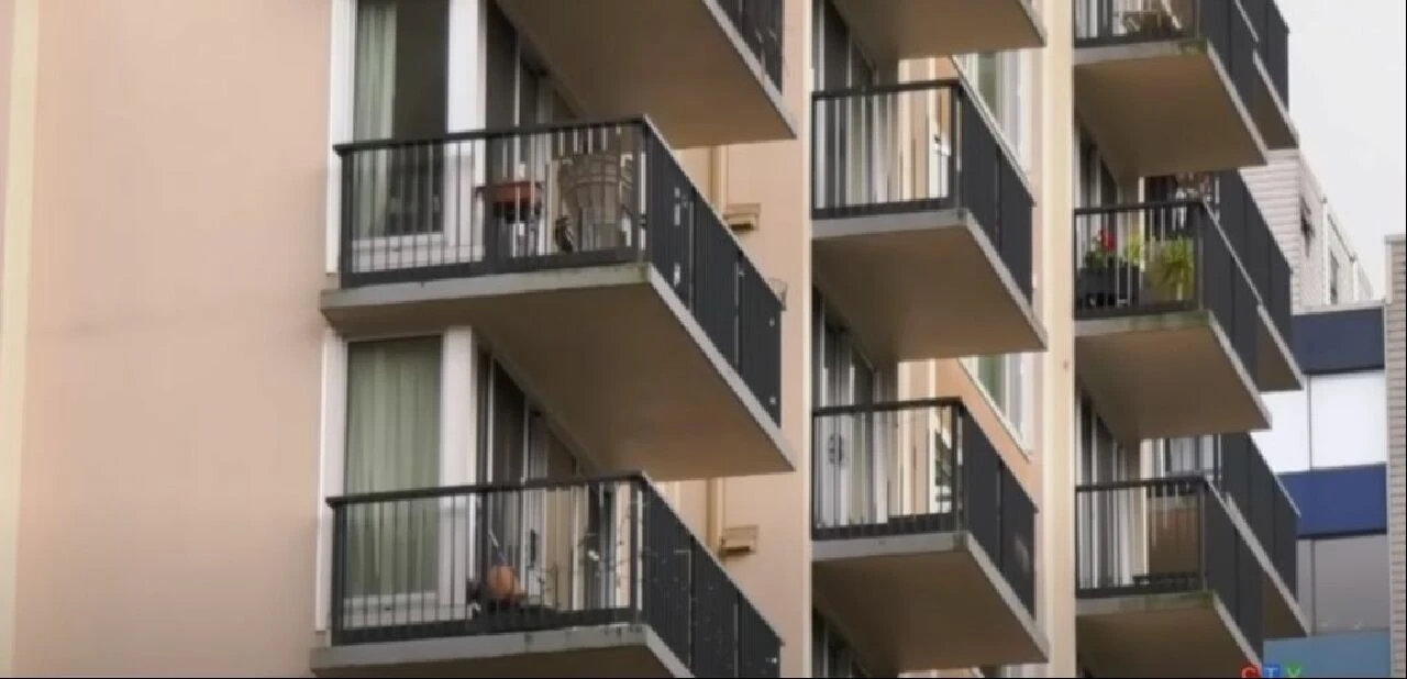 Yüksek kiralar yüzünden okula uçakla gidip geliyor! - 2. Resim