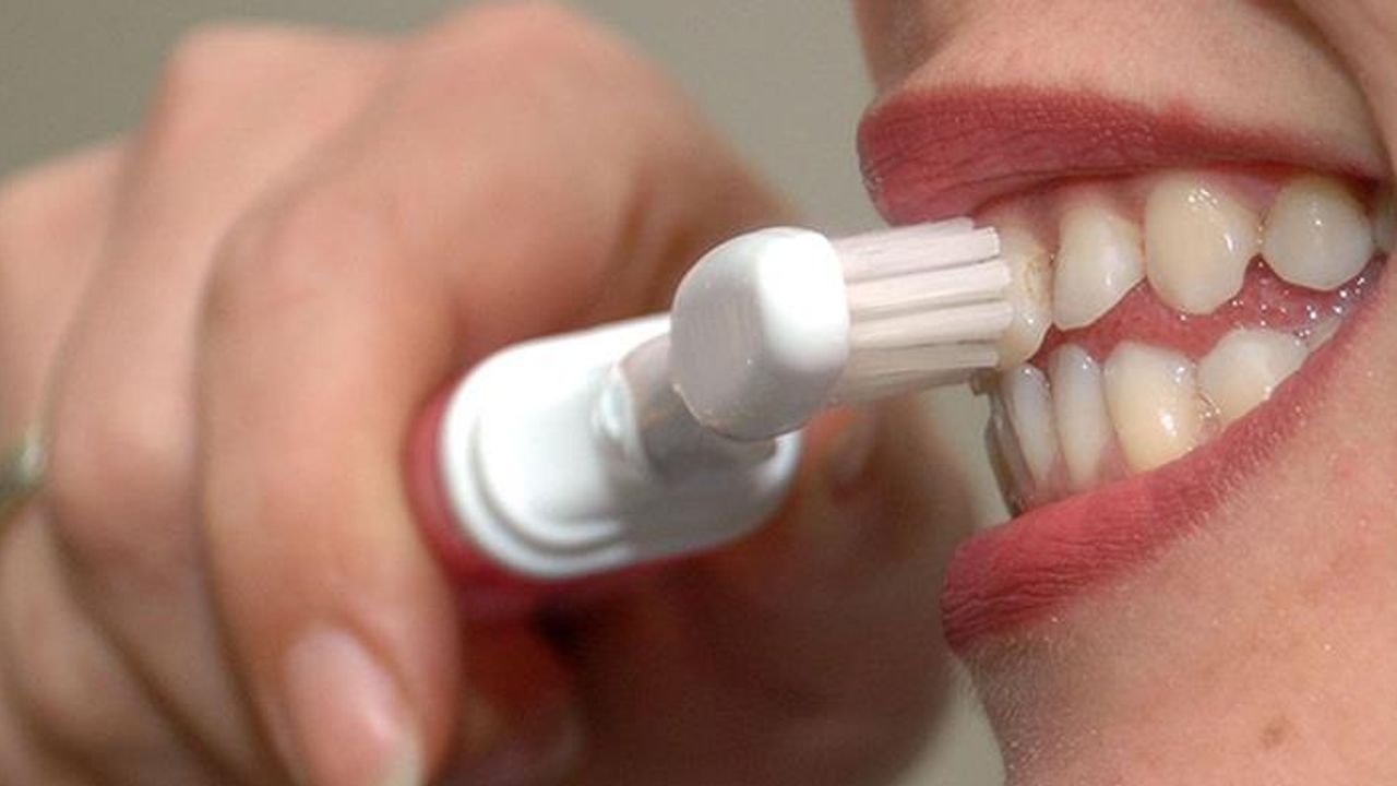 Araştırmalarla kanıtlandı: Düzenli diş fırçalamak zatürreye karşı koruyor!