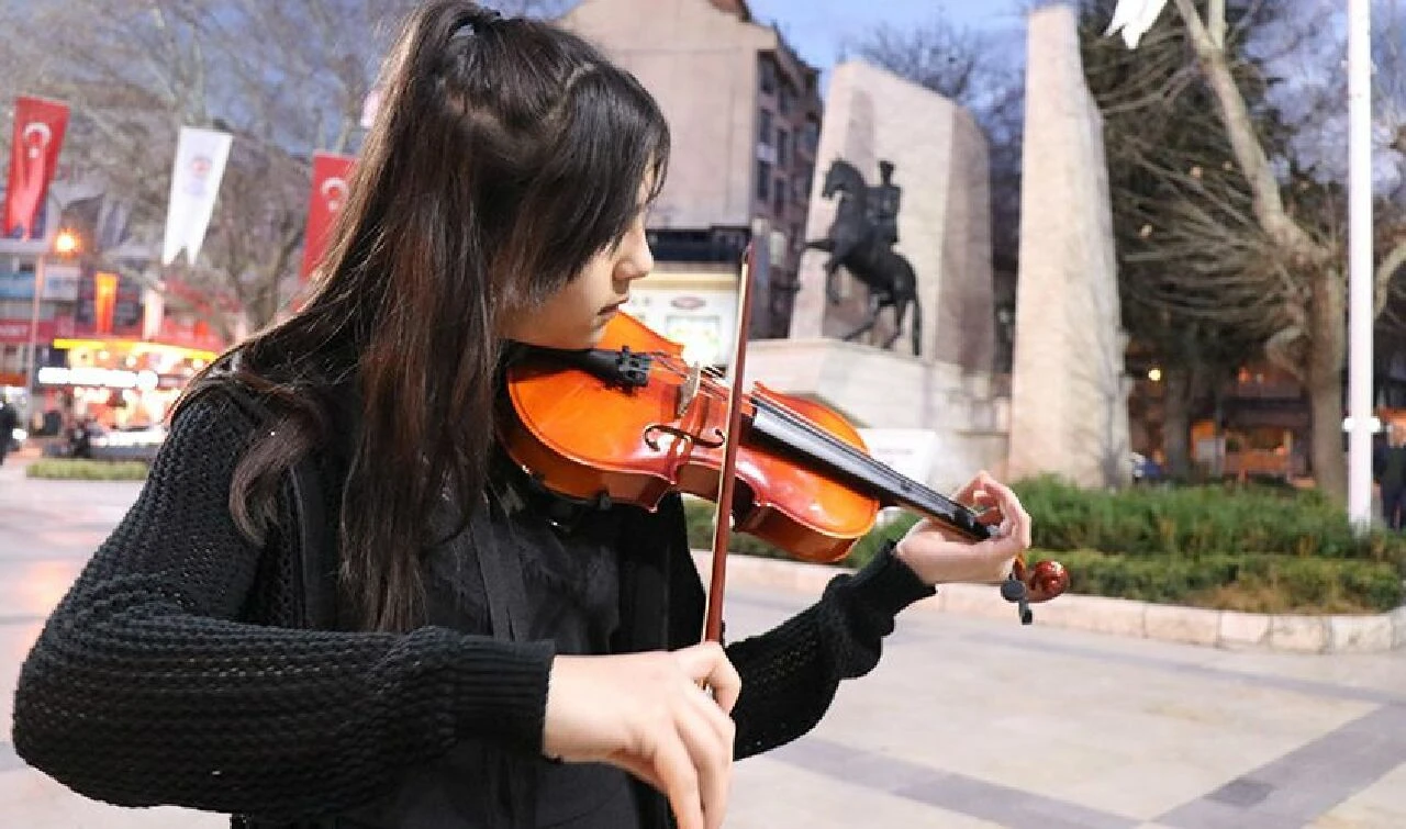 Cumhurbaşkanı Erdoğan'a keman çalan Ecrin: Çok farklı bir duygu