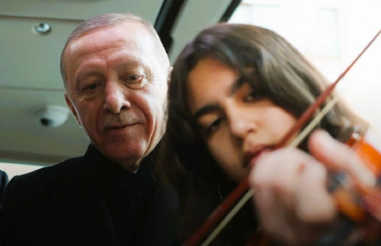 Cumhurbaşkanı Erdoğan'a keman çalan Ecrin: Çok farklı bir duygu