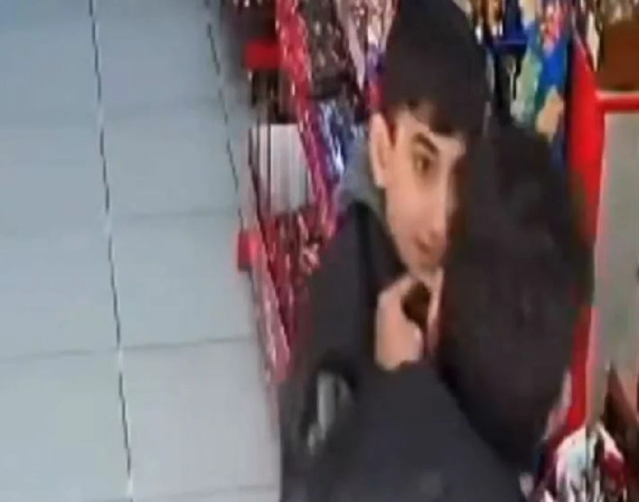 Esenyurt'ta bakkaldaki çocuğu hiç tanımadığı adam yerden yere vurdu!