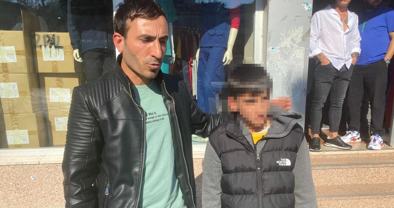 Esenyurt'ta bakkaldaki çocuğu hiç tanımadığı adam yerden yere vurdu!