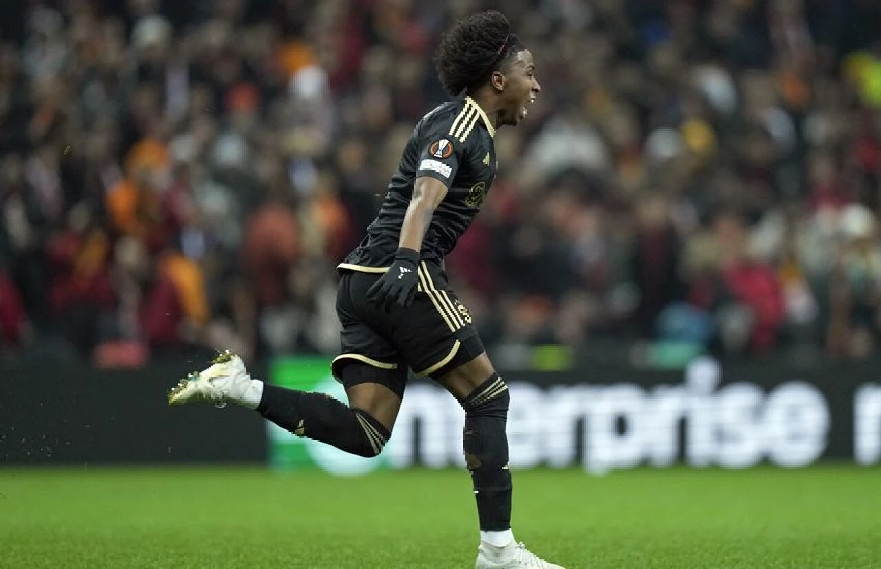 Ezeli rakiplerin sağ bek savaşı! Sparta Prag'ın yıldızına iki Süper Lig devi talip oldu