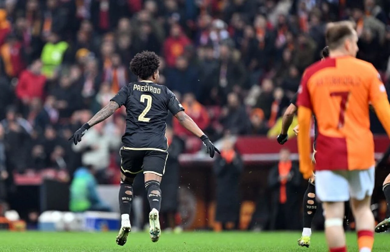 Ezeli rakiplerin sağ bek savaşı! Sparta Prag'ın yıldızına iki Süper Lig devi talip oldu